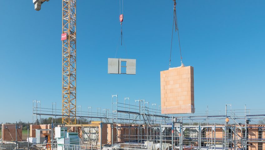 Ziegel-Systemwände von Hörl+Hartmann im Einsatz neben Beton-Fertigteilen auf der Baustelle Merian am Illerpark.